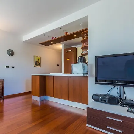 Adriano 2br With Terrace Задар