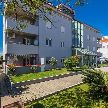 Adriano 2br With Terrace Apartment